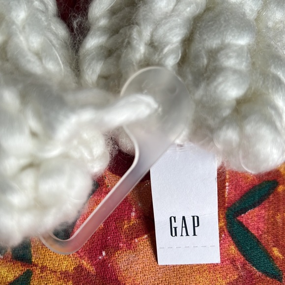 Gap cable knit mittens New with tag - Picture 5 of 9